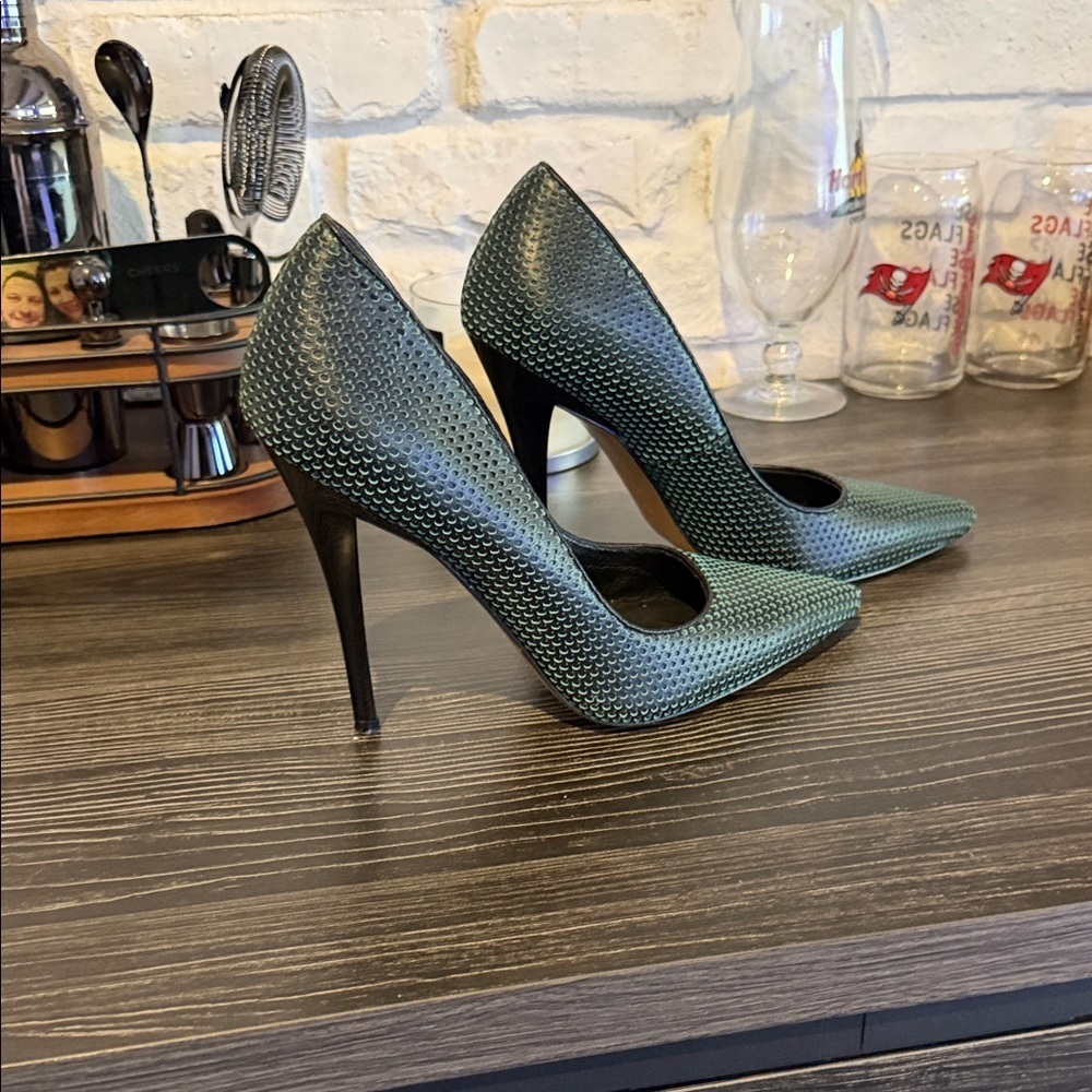 L.A.M.B. Bee pumps- Women's Black and Green - Picture 5 of 7